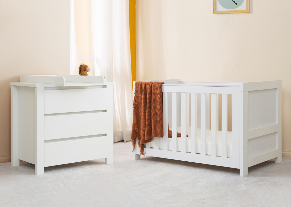 Classic cot and chest in Pearl White