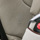 Maxi-Cosi Raia 360 LX Sapphire Sand, fabric and harness detail